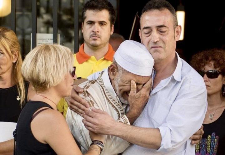 attentato_barcellona_abbraccio_imam_vittime_islam_isis_twitter_2017