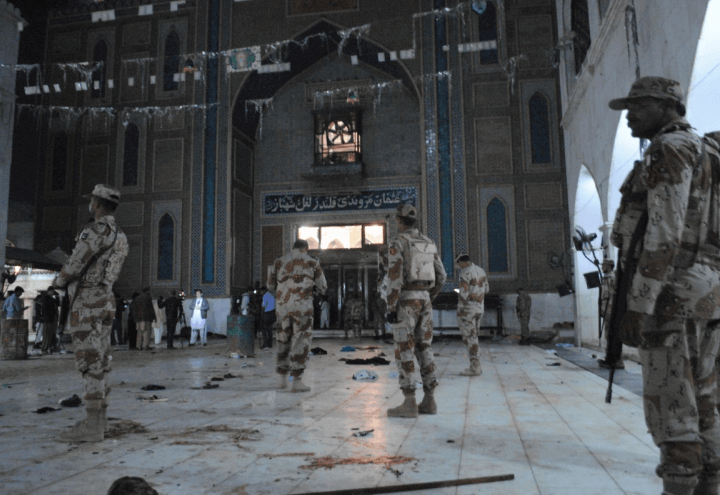 attentato_chiesa_santuario_pakistan_kamikaze_terrorismo_isis_twitter_2017