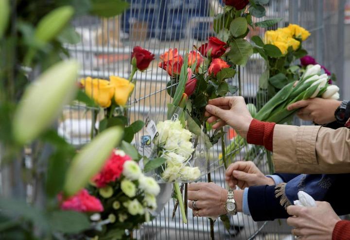 attentato_fiori_vittime_2_lapresse_2017