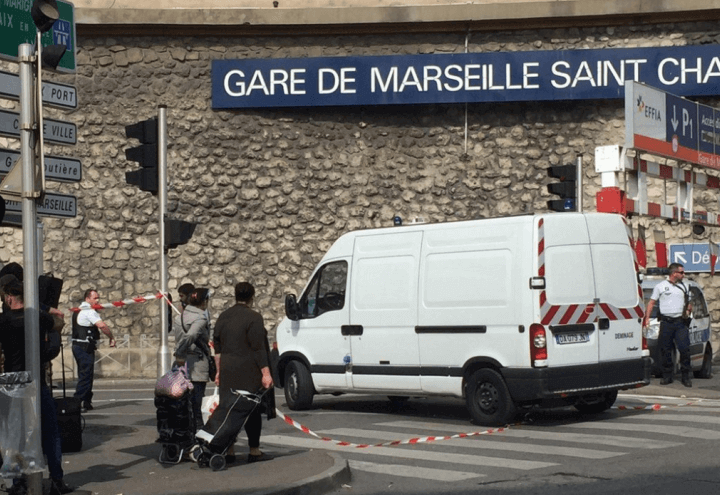 attentato_francia_attacco_terrorismo_marsiglia_stazione_polizia_twitter_2017