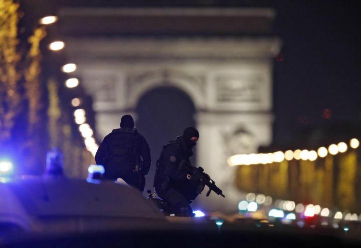 attentato_parigi_terrorismo_polizia_lapresse_2017