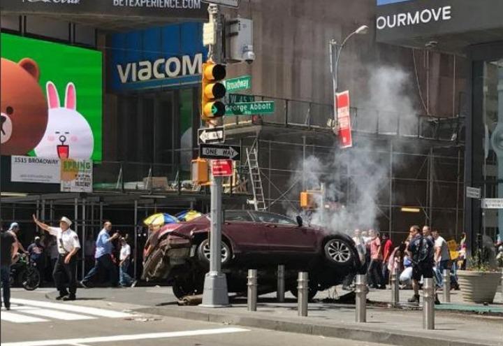 auto_folla_new_york_attentato_time_square_terrorismo_america_usa_lapresse_2017