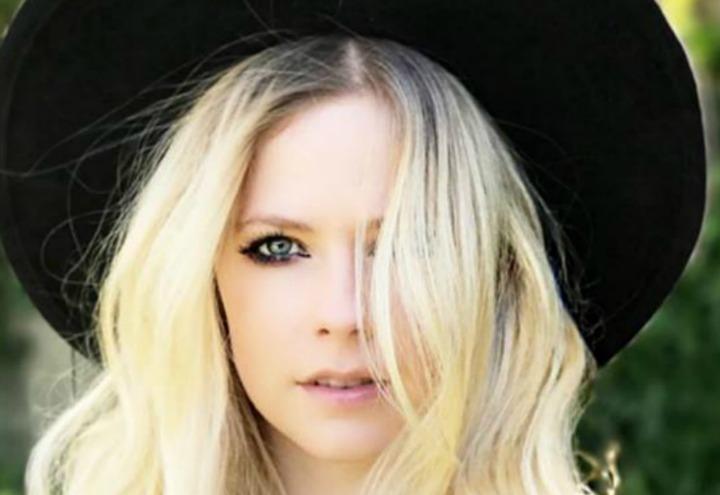 avril_lavigne_facebook