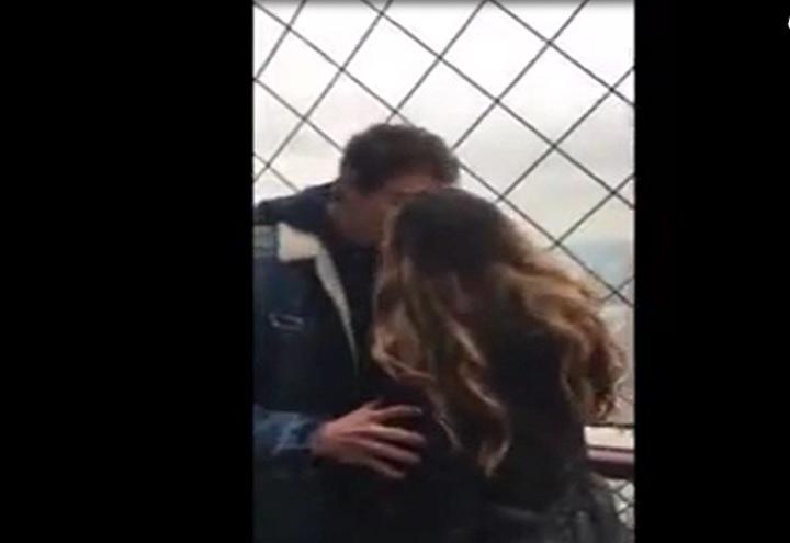 bacio_sconosciuto_tour_eiffel