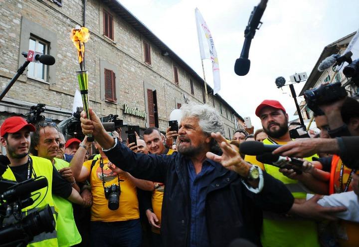 beppe_grillo_m5s_assisi_marcia_fiaccola_reddito_cittadinanza_lapresse_2017