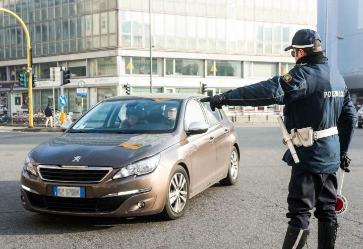 blocco_traffico_auto_multa_vigili_smog_lapresse_2017