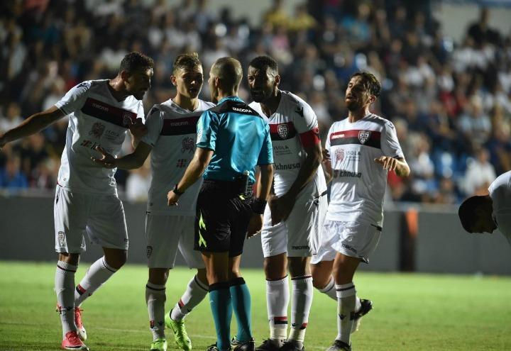 cagliari_arbitro_proteste_lapresse_2017