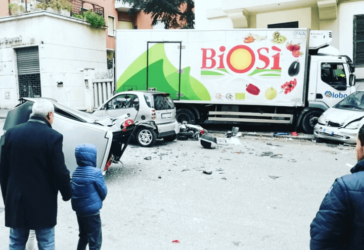 camion_incidente_roma_balduina_auto_twitter_2018