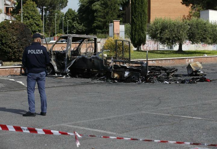camper_incendio_rogo_roma_centocelle_polizia_rom_lapresse_2017