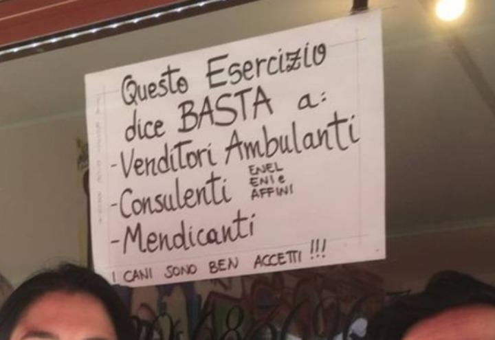 cartello_negozio_cani_mendicanti_divieto_resto_carlino_facebook_2017