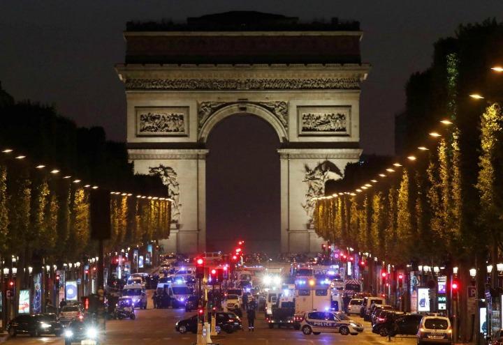 champs_elysees_sparatoria_parigi_lapresse_2017