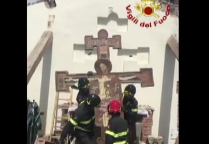 chiesa_esplosione_croce_toscana_vigili_fuoco_video_nazione_2017