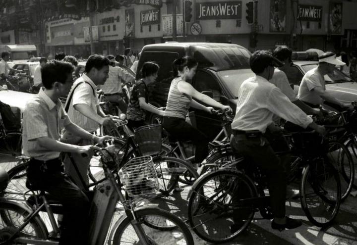 cina_traffico_biciclette_shangai_lapresse_2004