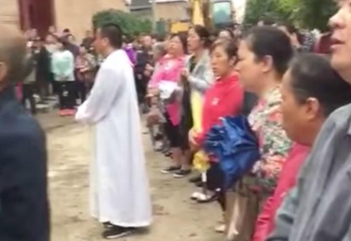 cinesi_chiesa_da_abbattere_protesta_web_2017