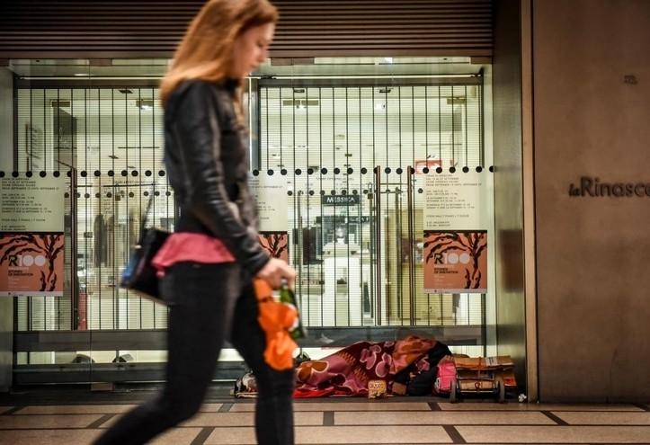 clochard_senzatetto_indifferenza_milano_lapresse_2017