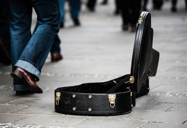 custodia_chitarra_musicista_strada_pixabay