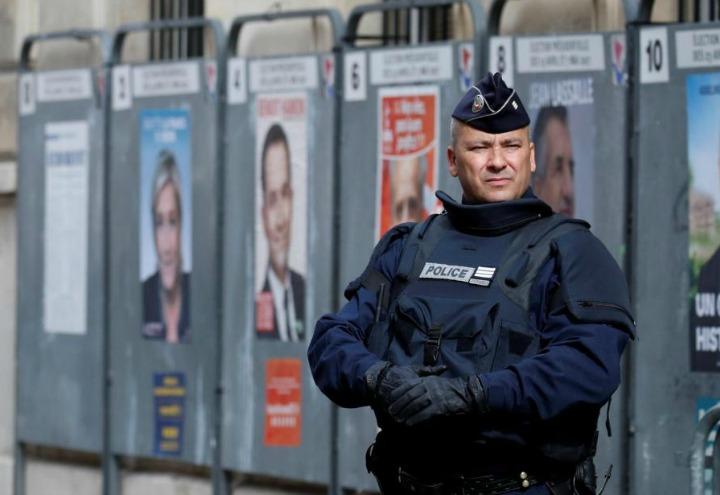 elezioni_francia_voto_polizia_lapresse_2017