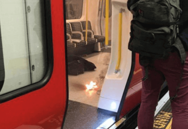 esplosione_londra_metro_tower_hill_fiamme_twitter_2017