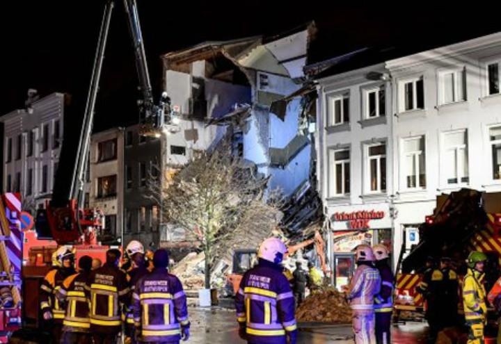 esplosione_pizzeria_palazzina_anversa_belgio_soccorsi_vigili_twitter_2018