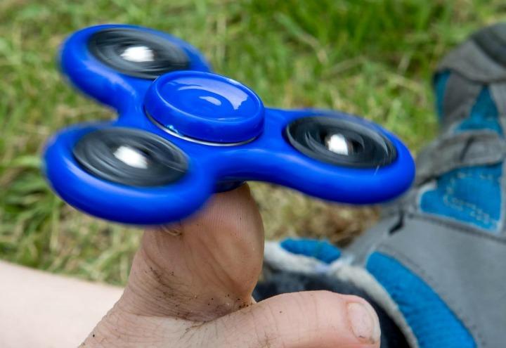 fidget_spinner_trottola_gioco_estate_lapresse_2017