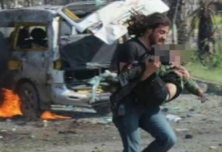 foto_fotografo_aleppo_attentato_bambini_siria_bombe_guerra_twitter_2017