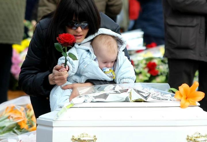 funerale_bambino_1_abruzzo_lapresse_2009
