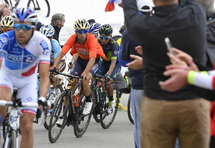giro_italia_ciclismo_nibali_quintana_stelvio_tifosi_lapresse_2017