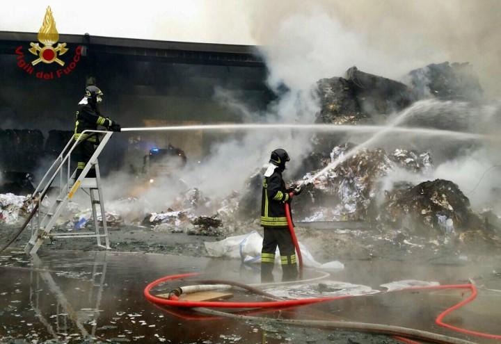 incendio_cologno_monzese_cartiera_vigili_fuoco_rogo_twitter_2018