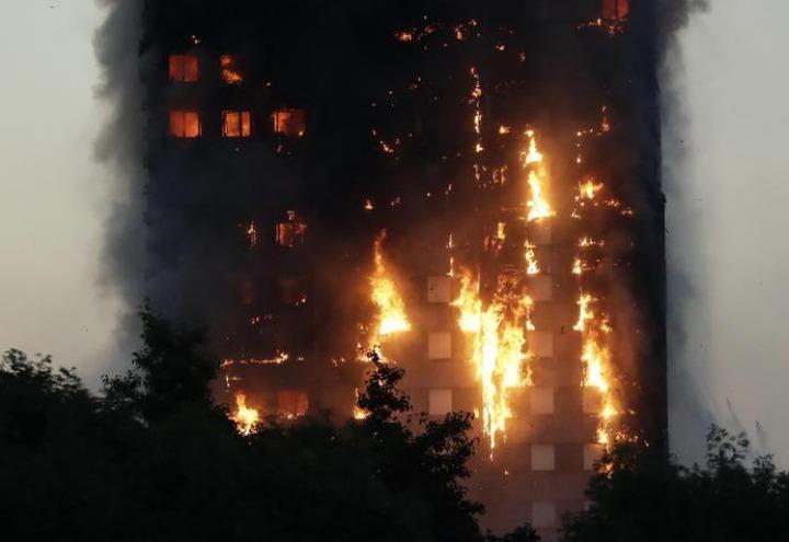 incendio_londra_palazzo_grattacielo_fiamme_twitter_2017