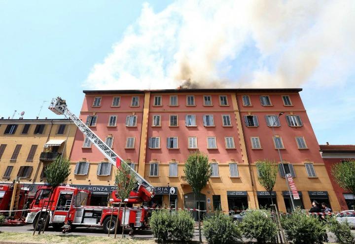 incendio_milano_viale_monza_vigili_fuoco_fiamme_lapresse_2017