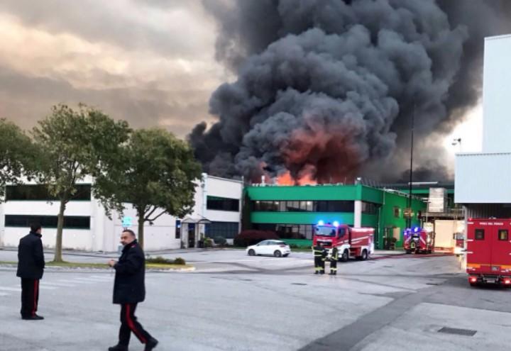 incendio_roncadin_meduno_pordenone_azienda_pizza_twitter_2017