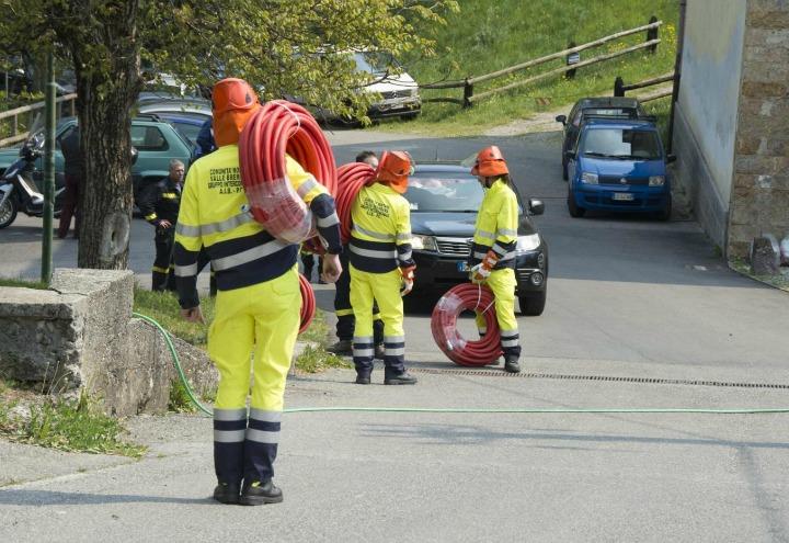 incendio_vigili_fuoco_pompe_fiamme_lapresse_2017