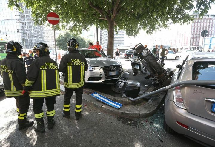 incidente_stradale_milano_vigili_fuoco_auto_moto_lapresse_2017