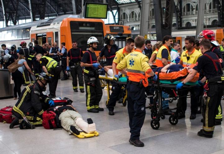 incidente_treno_barcellona_stazione_spagna_soccorsi_twitter_2017
