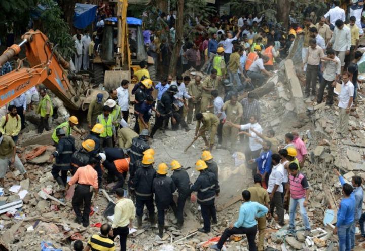 india_palazzo_mumbai_crollo_soccorsi_vigili_twitter_2017