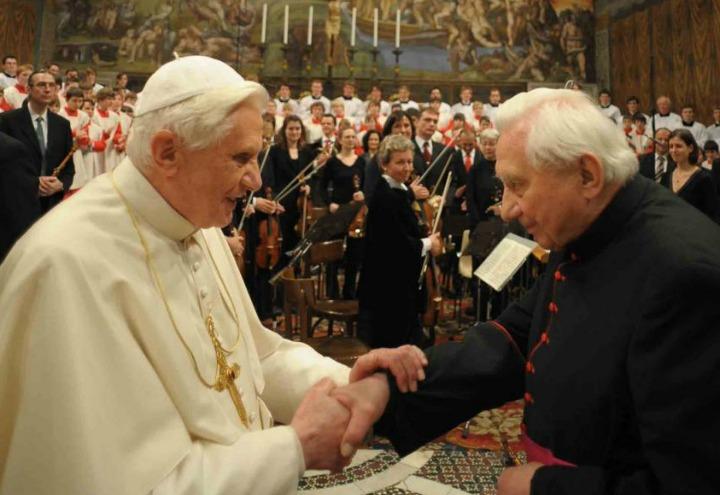 joseph_ratzinger_fratello_georg_lapresse_2009
