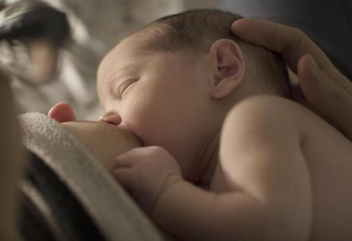 madre_bambino_neonato_allattamento_lapresse_2018
