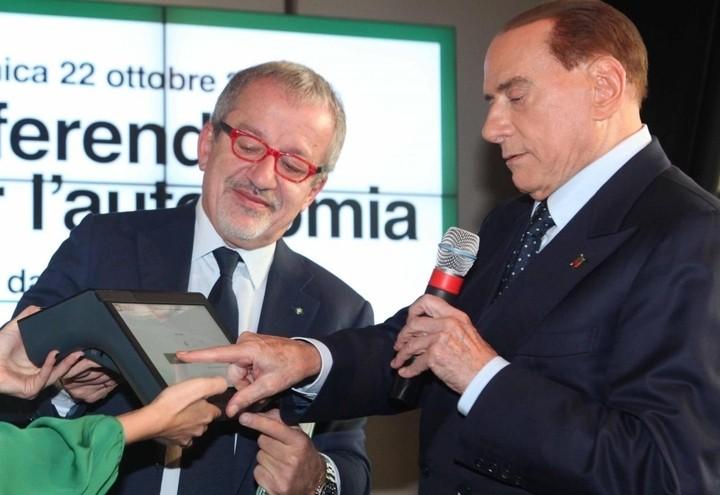 maroni_berlusconi_referendum_tablet_lapresse_2017