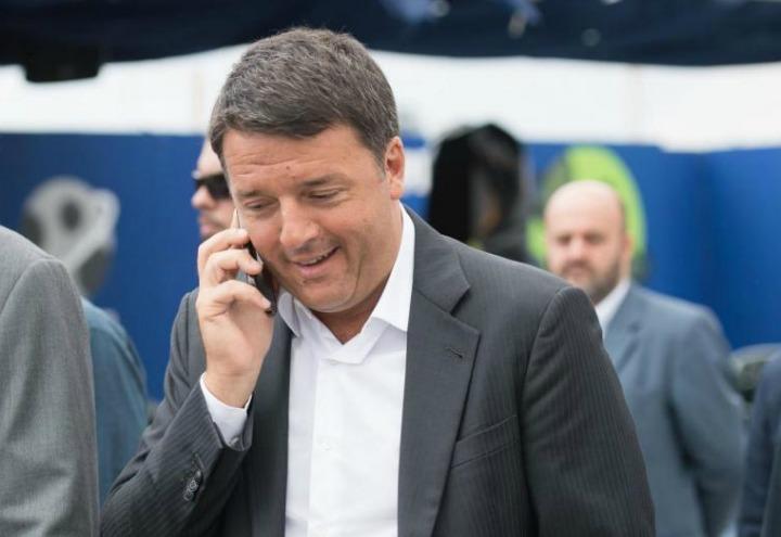 matteo_renzi_telefono_1_lapresse_2017