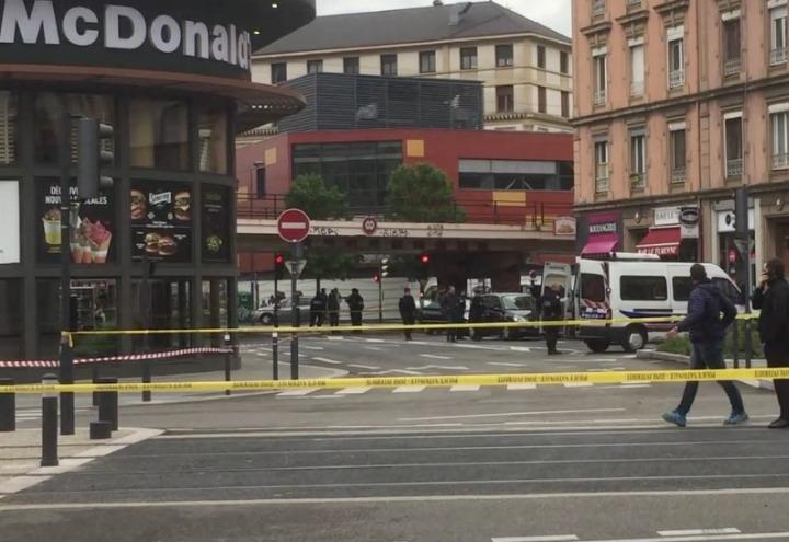 mcdonalds_grenoble_francia_terrorismo_bomba_polizia_dailymotion_2017
