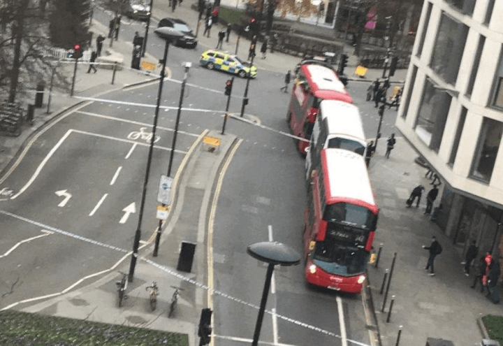 metro_londra_stpaul_terrorismo_polizia_inghilterra_bomba_twitter_2017
