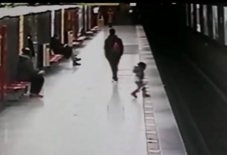 milano_metro_bambino_metropolitana_web