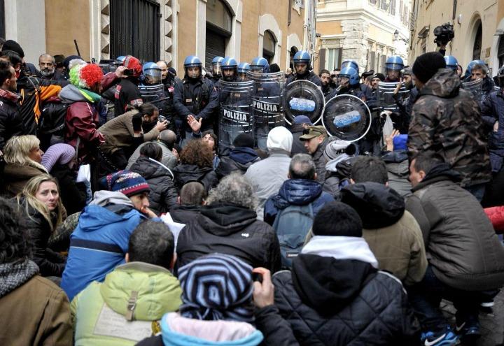 movimento_forconi_tafferugli_polizia_lapresse_2017