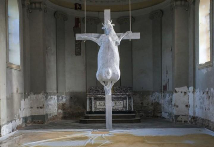 mucca_crocifissa_chiesa_web
