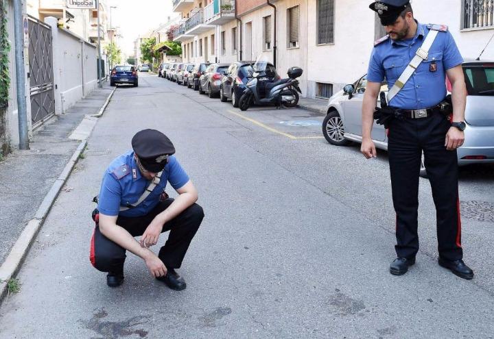 neonato_torino_sangue_carabinieri_strada_lapresse_2017