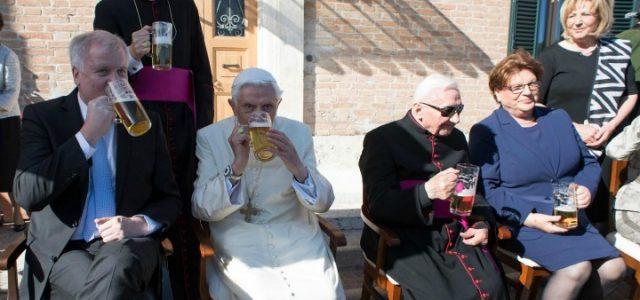 papa_benedetto_xvi_ratzinger_padre_georg_compleanno_birra_bavaria_lapresse_2017