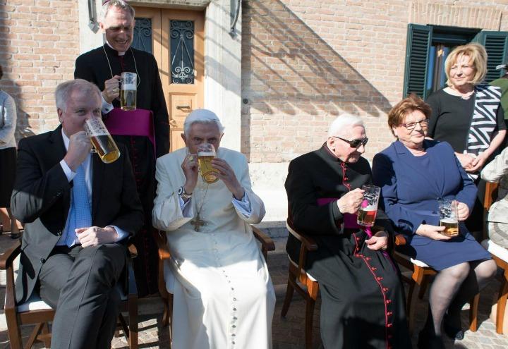 papa_benedetto_xvi_ratzinger_padre_georg_compleanno_birra_bavaria_lapresse_2017