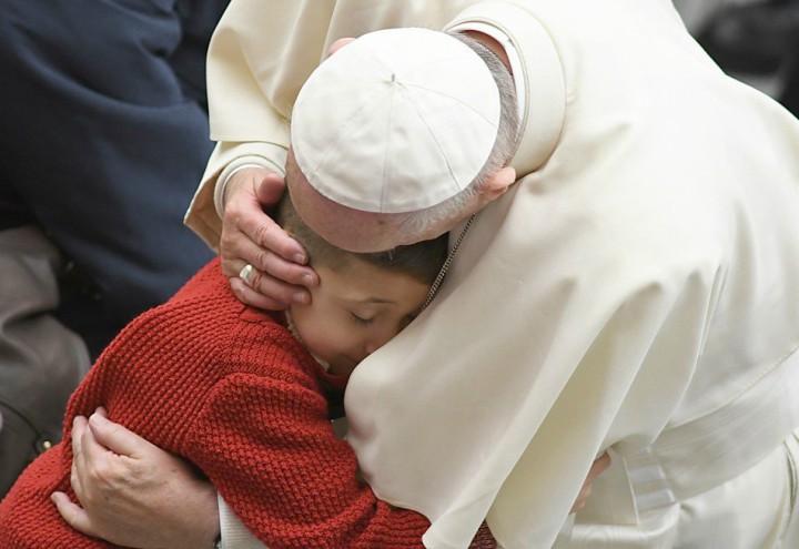 papa_francesco_abbraccio_bambino_twitter_2018