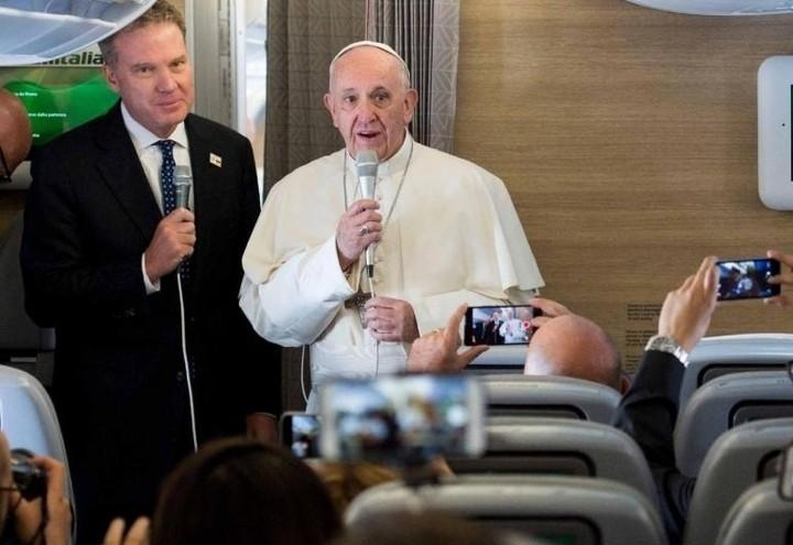 papa_francesco_aereo_stampa_lapresse_2017