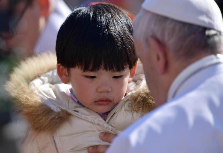 papa_francesco_bambino_cina_lapresse_2017